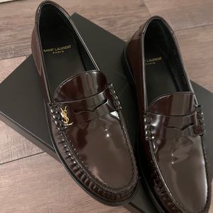 Saint Laurent Le Loafer penny slippers in smooth leather. Color: Dark Bordeaux.